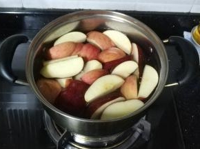 煲里加入足量清水，大火煮沸放入苹果块