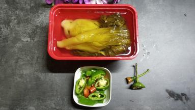 酸菜用水洗干净后泡30分钟；椒类切圈备用