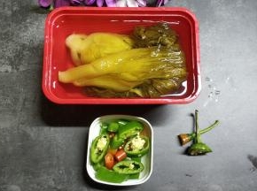 酸菜用水洗干净后泡30分钟；椒类切圈备用
