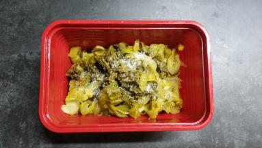 泡好的酸菜切碎，用油、糖腌一会儿