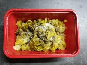 泡好的酸菜切碎，用油、糖腌一会儿