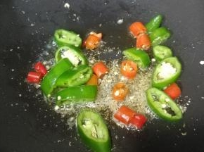 锅里热油放入盐、糖、椒圈煸香