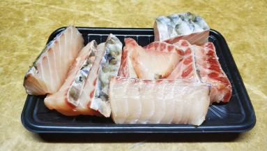 脆肉鲩让店家处理好（斩件也太不用心了，不均匀T^T）厚切、薄切随个人喜好