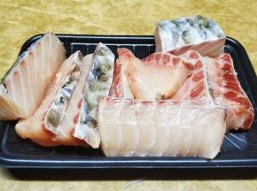 脆肉鲩让店家处理好（斩件也太不用心了，不均匀T^T）厚切、薄切随个人喜好