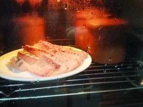 平常我是用水焯熟的，这次改用原味蒸5分钟，对比一下两种煮法的不同效果（焯水和蒸的时间要看鱼的厚薄度来调整）