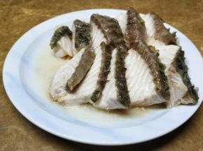 蒸好拿出倒掉鱼汁，晾凉后包上保鲜膜放冰箱冷藏4小时