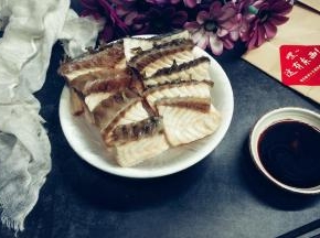 两种的烹饪方法对比下，还是推介白焯的口感会更爽口弹牙一点，而买鱼最好用鱼腩位置最佳