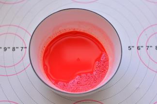 把食用色素加入在牛奶里，搅拌均匀。