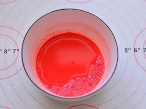 把食用色素加入在牛奶里，搅拌均匀。