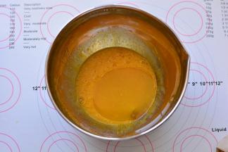 蛋清和蛋黄分离，蛋黄里加入玉米油搅拌均匀