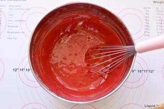 用手动打蛋器搅拌至面粉无颗粒状，如果面糊里有汽泡，只需要端起盆轻轻一震，泡泡自然就消失了，搅拌好的蛋糕糊放一旁备用