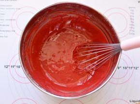 用手动打蛋器搅拌至面粉无颗粒状，如果面糊里有汽泡，只需要端起盆轻轻一震，泡泡自然就消失了，搅拌好的蛋糕糊放一旁备用