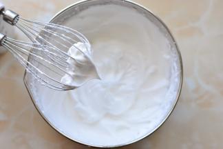 分离好的蛋清放在打蛋盆里面，加入白糖，先高速搅打成鱼眼泡的状态，然后加入1/3的细砂糖。用电动打蛋器搅打至体积增大一倍，再加入1/3细砂糖。打至湿性发泡的状态就可以了。打蛋器上可以拉出小弯钩（如下图所示），即为湿性发泡。