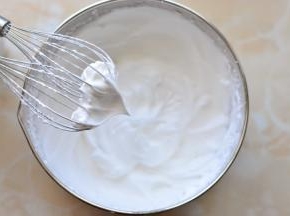 分离好的蛋清放在打蛋盆里面，加入白糖，先高速搅打成鱼眼泡的状态，然后加入1/3的细砂糖。用电动打蛋器搅打至体积增大一倍，再加入1/3细砂糖。打至湿性发泡的状态就可以了。打蛋器上可以拉出小弯钩（如下图所示），即为湿性发泡。