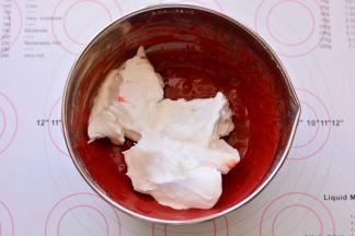 取1/3蛋白霜放入蛋黄糊中，用刮刀画Z字形快速翻拌均匀，过程要轻，要快。