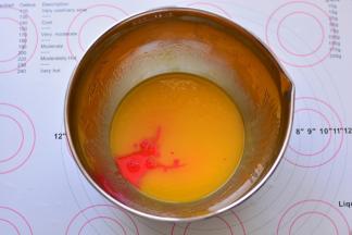 加入牛奶色素，用手动打蛋器搅拌均匀