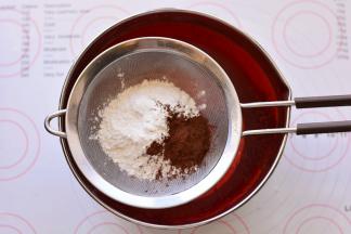 搅拌好的牛奶糊里，筛入低筋面粉，（过筛的主要作用是可以去除粉类储存过程中产生的结块，让面粉更蓬松），