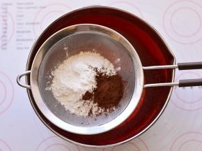 搅拌好的牛奶糊里，筛入低筋面粉，（过筛的主要作用是可以去除粉类储存过程中产生的结块，让面粉更蓬松），