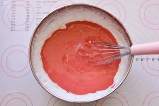 然后将混合好的面糊全部倒入剩余的蛋白霜里，刮刀画Z字形快速翻拌均匀。