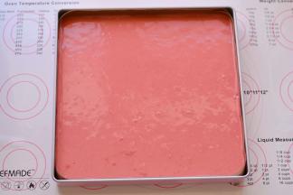 把所有的蛋糕糊从30CM处缓缓倒入到模具中，轻轻震两下，消除面糊中的大气泡。预热好的烤箱上下火170℃的烤箱，中层，烤20分钟左右。烤好的蛋糕卷立刻出炉晾凉