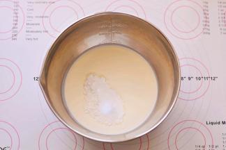 淡奶油放在打蛋盆里，加入糖粉