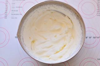 用电动打蛋器打发奶油，如图中的状态就可以了