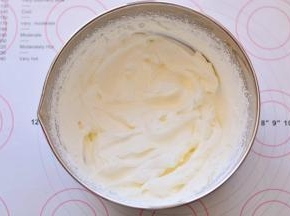 用电动打蛋器打发奶油，如图中的状态就可以了