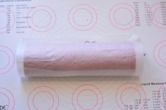 用一根擀面杖作为辅助，把蛋糕卷卷起来，放在冰箱里冷藏30分钟，就可以食用了