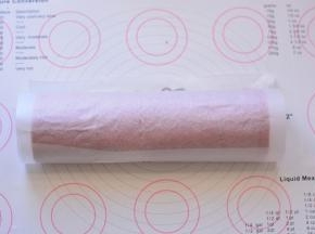 用一根擀面杖作为辅助，把蛋糕卷卷起来，放在冰箱里冷藏30分钟，就可以食用了