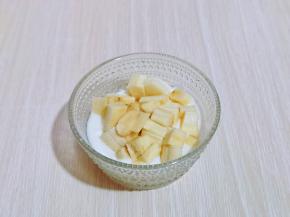 首先将酸奶倒入器具中，香蕉去皮，切小块加入酸奶中，用小勺拌均匀，放旁边备用。(香蕉块切的小一点)