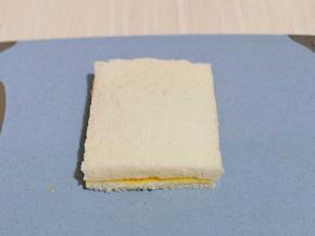 再把另一片吐司盖在上面。