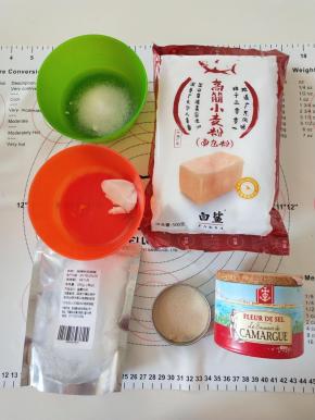 材料备齐，猪油放室温软化。
