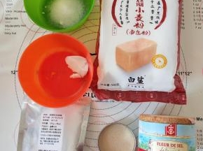 材料备齐，猪油放室温软化。
