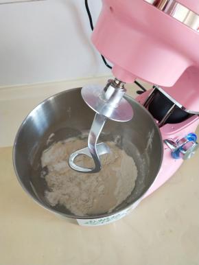 
除猪油外全部材料放入厨师机中揉面
