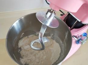 
除猪油外全部材料放入厨师机中揉面
