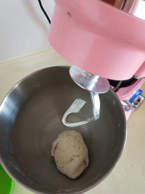 揉成团后加入猪油。揉到能拉出膜的状态。但是膜不会太薄。
