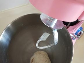 揉成团后加入猪油。揉到能拉出膜的状态。但是膜不会太薄。
