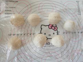 面团分割成7份，滚圆盖保鲜膜松弛15分钟。