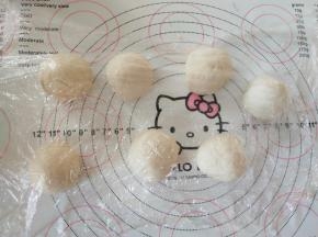 面团分割成7份，滚圆盖保鲜膜松弛15分钟。