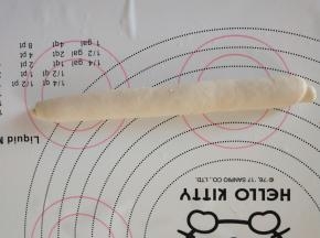 从上卷到下，收紧封口。