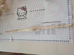 搓成大约60厘米长，中间粗，两边细的形状。