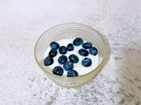 首先将酸奶倒入器具中，蓝莓洗干净，加入酸奶中，用小勺拌均匀，放旁边备用。