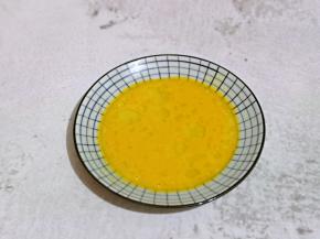 鸡蛋打入盘中，加入盐，用筷子打散备用。