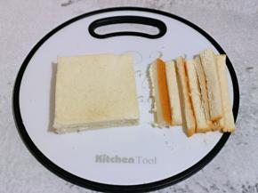 将2片吐司切去四边。(吐司片可以根据个人胃口增加)