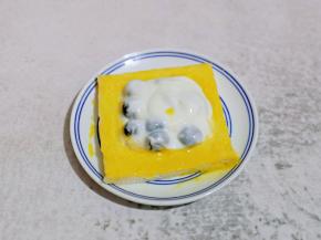 在用硅胶刷将吐司四边刷上蛋液，便于粘合。