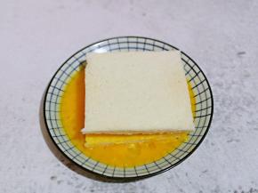 再把另一片吐司盖在上面。