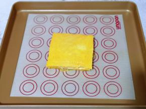 烤盘垫上油纸，做好的吐司当油纸上。