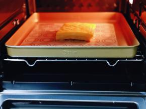 将烤盘入烤箱中层。