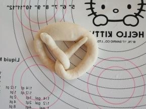 将两端轻轻压在中间较粗的地方。
