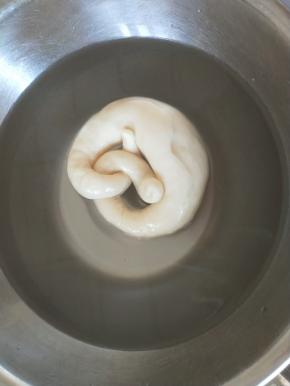 碱水制作：戴手套，将40度的温水加烘焙碱拌匀，要快速搅拌，将发酵好的面团拿起放入碱水中浸10秒左右。